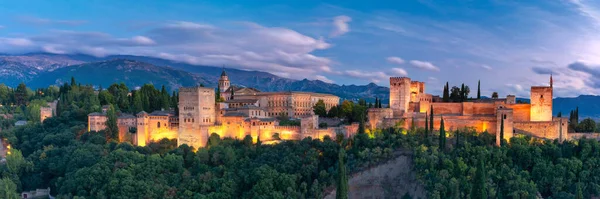 Alhambra při západu slunce v Granadě, Andalusie, Španělsko — Stock fotografie