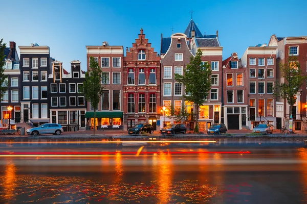 Night city view of Amsterdam canal with dutch houses — Stock Photo, Image
