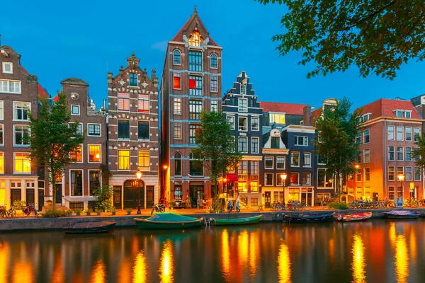 Vista notturna sul canale di Amsterdam con case olandesi — Foto Stock