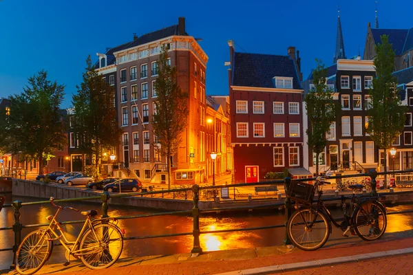 Vista noturna da cidade de Amsterdam canal e ponte — Fotografia de Stock