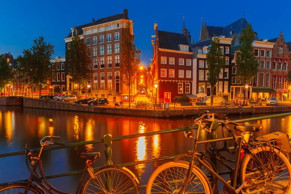 Vista nocturna del canal y puente de Ámsterdam —  Fotos de Stock