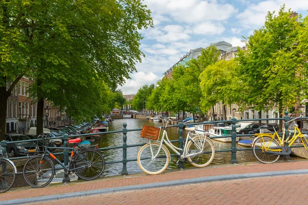 Utsikt över staden amsterdam canal, bridge och cyklar, holland, neth — Stockfoto