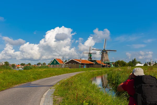 Photographer takes windmills in Zaanse Schans, Holland, Netherla — Stock Photo, Image