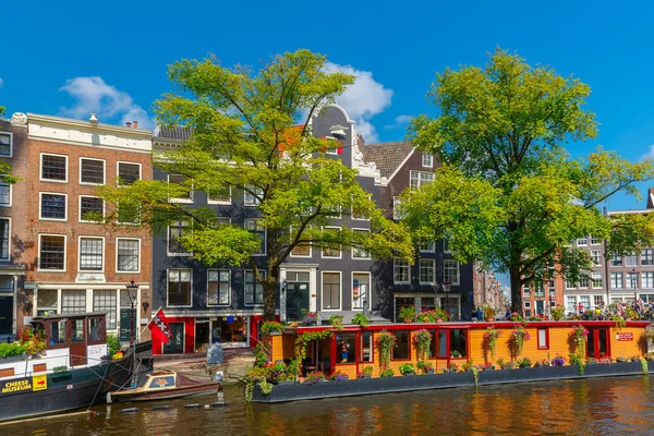 Město pohled amsterdamské kanály a typické domy, Holandsko, nethe — Stock fotografie
