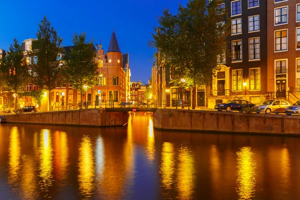 Nacht uitzicht op de stad van Amsterdamse gracht en bridge — Stockfoto
