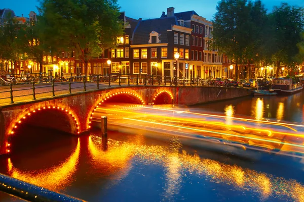 Night city view of Amsterdam canal and bridge — Stock Photo, Image