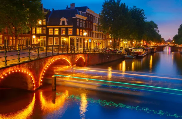 Vista nocturna del canal y puente de Ámsterdam — Foto de Stock