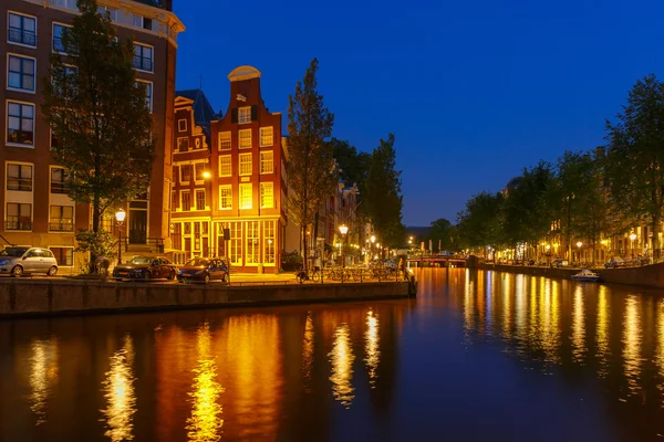 Vista nocturna del canal y puente de Ámsterdam — Foto de Stock