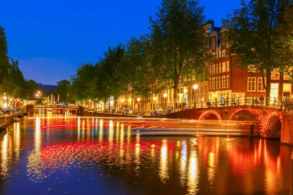 Ночной вид на Амстердамский канал и светящуюся дорожку с высоты птичьего полета — стоковое фото
