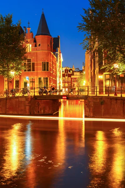 Vue nocturne sur la ville d'Amsterdam canal et pont — Photo