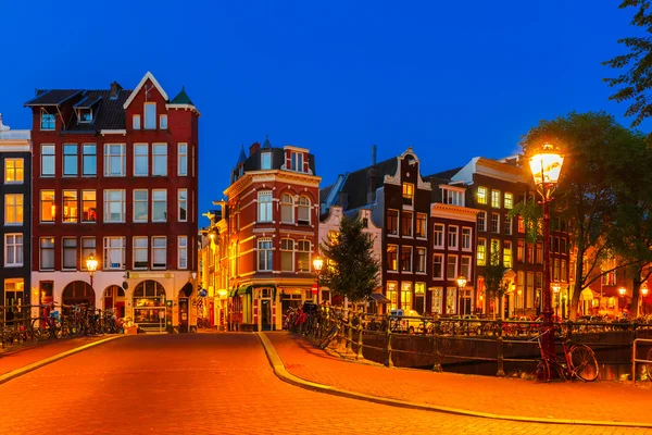 Nacht Blick auf den Amsterdam Kanal mit holländischen Häusern — Stockfoto