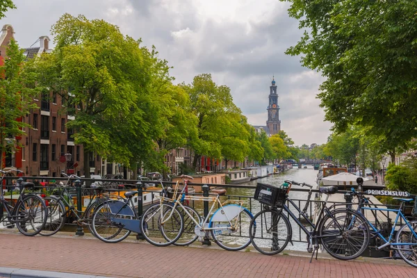 Uitzicht op de stad van Amsterdamse grachten en typische huizen, holland, nethe — Stockfoto