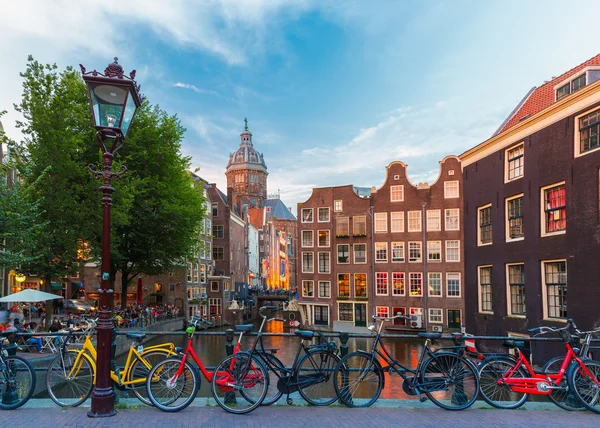 Vista notturna sulla città di Amsterdam canale, chiesa e ponte — Foto Stock