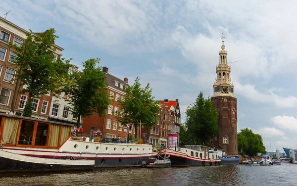 Amsterdam canal oudeschans och tornet montelbaanstoren, holland, — Stockfoto