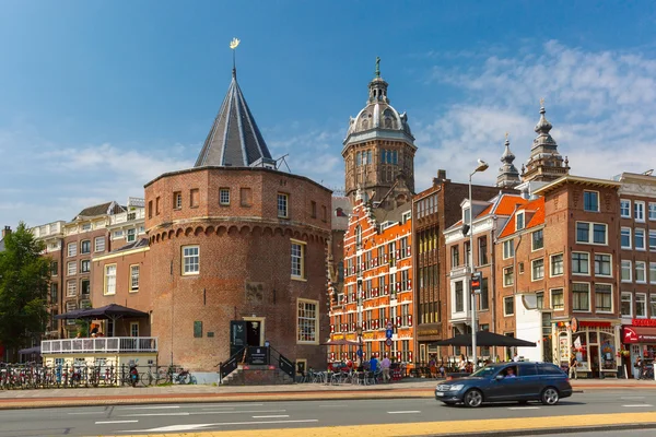 Uitzicht op de stad van amsterdam straat en de weeper toren, holland, nethe — Stockfoto