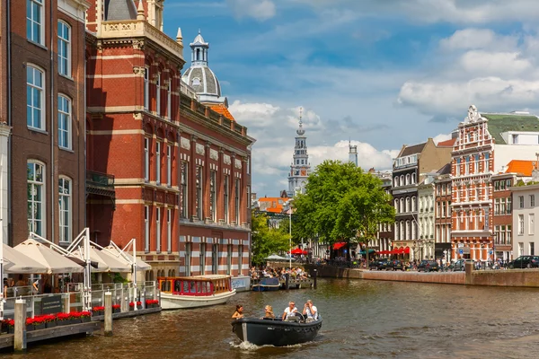 Vista sulla città di Amsterdam canali e case tipiche, Olanda, Nethe — Foto Stock