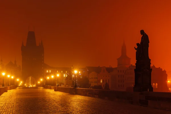 Карлов мост в Праге (Чехия) при ночном освещении — стоковое фото