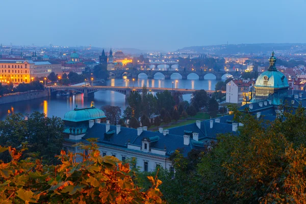 Luchtfoto uitzicht over de bruggen over de rivier de Moldau in Praag, Cz — Stockfoto