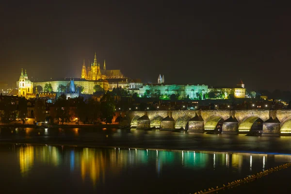Pražský hrad a Karlův most v noci, Česká republika — Stock fotografie