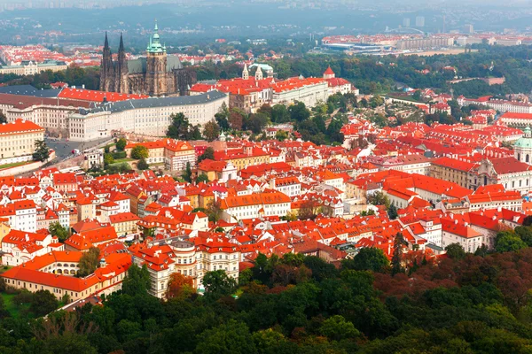 Εναέρια θέα πάνω από το κάστρο της Πράγας στην Πράγα, Δημοκρατία της Τσεχίας — Φωτογραφία Αρχείου