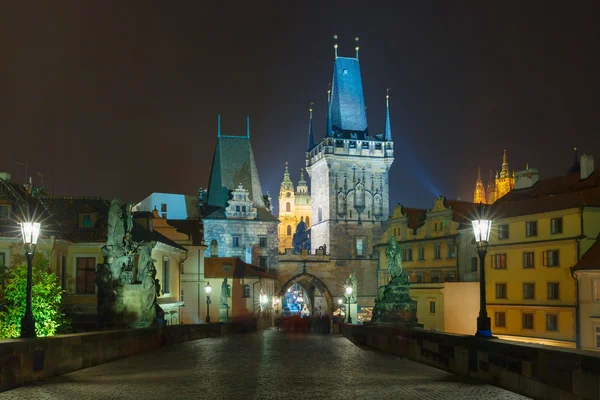 Karlsbrücke in Prag (Tschechische Republik) bei nächtlicher Beleuchtung — Stockfoto