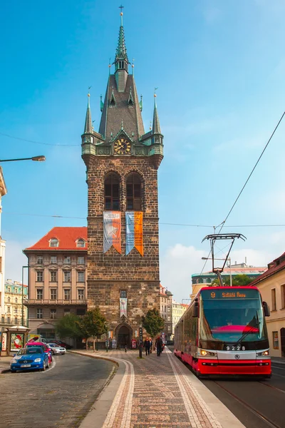 Tram vermelho perto da Torre Jindrisska em Praga, Checa — Fotografia de Stock