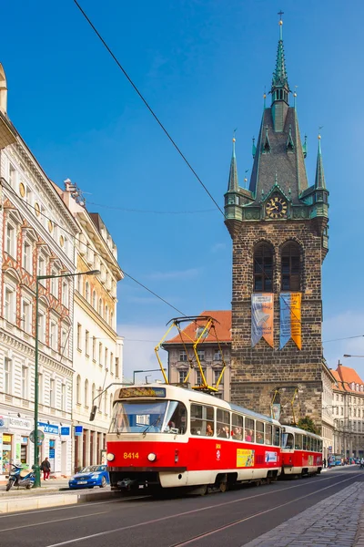 Czerwony tramwaj w pobliżu wieży Jindrisska w Pradze, Czech — Zdjęcie stockowe