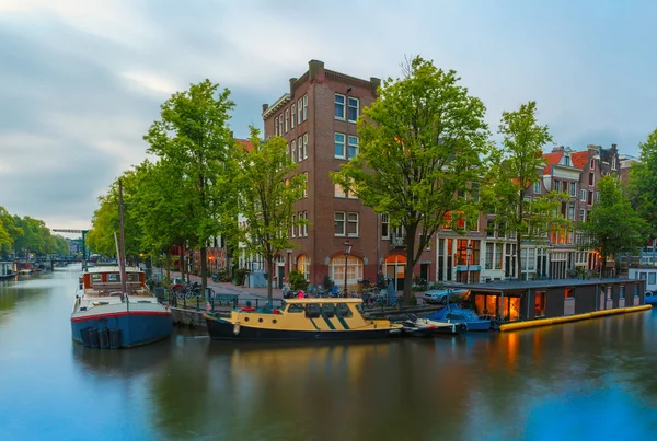 Vista nocturna del canal y puente de Ámsterdam — Foto de Stock