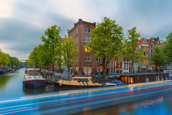 Нічний погляд міста Амстердам каналу і світяться трек з найбільши — стокове фото