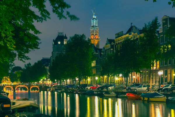 Vista notturna sul canale di Amsterdam e sulla chiesa di Westerkerk — Foto Stock