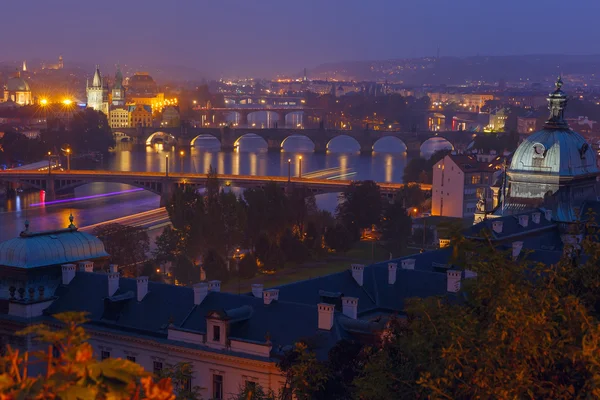 Letecký pohled přes mosty na řece Vltavě v Praze, Czec — Stock fotografie
