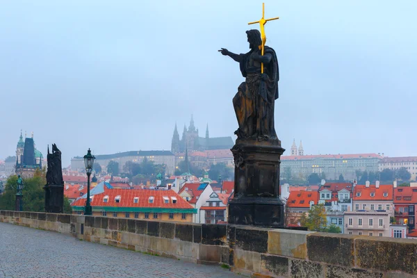 Karlsbron i Prag (Tjeckien) på molnigt på morgonen. — Stockfoto