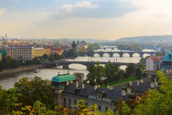 Vue aérienne sur les ponts de la rivière Vltava à Prague, Tchéquie — Photo