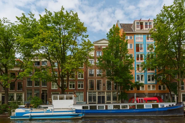 Utsikt över staden Amsterdams kanaler och typiska hus, holland, nethe — Stockfoto