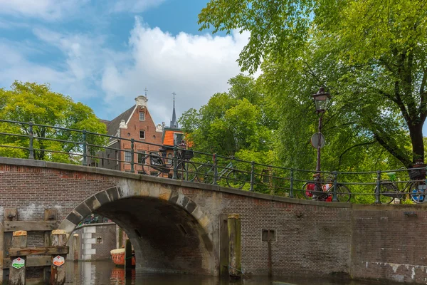 Şehir Manzaralı, Amsterdam kanal, köprü ve tipik evleri, Hollanda — Stok fotoğraf