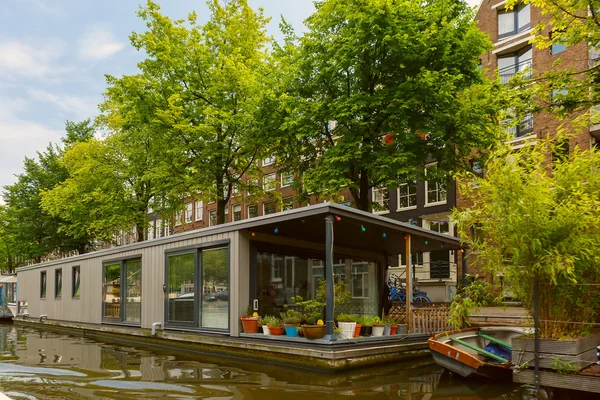 Utsikt över staden Amsterdams kanaler och Husbåt, Holland, Nederländerna — Stockfoto