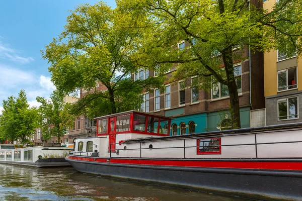 Utsikt över staden Amsterdams kanaler och Husbåt, Holland, Nederländerna — Stockfoto