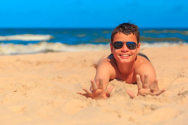 Happy young boy on the sea beach — Stock Photo, Image