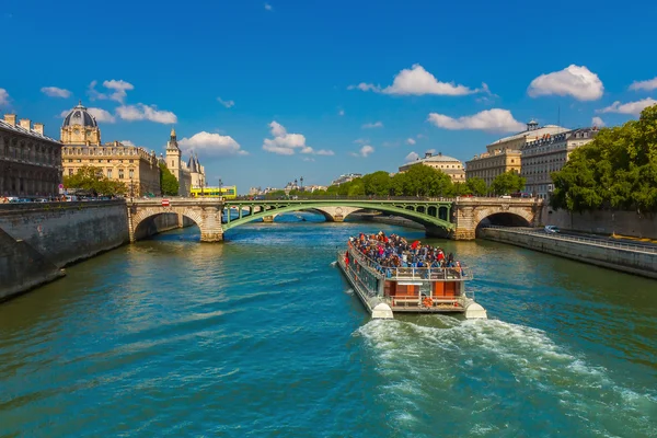 Toeristische boot op de rivier de Seine in Parijs, Frankrijk — Stockfoto