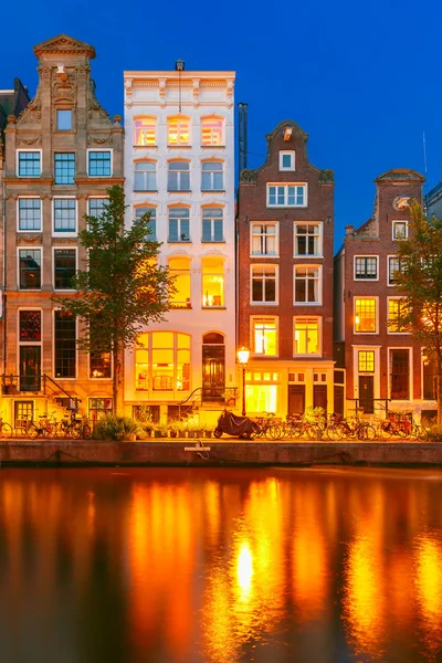 Vista nocturna del canal de Ámsterdam con casas holandesas —  Fotos de Stock