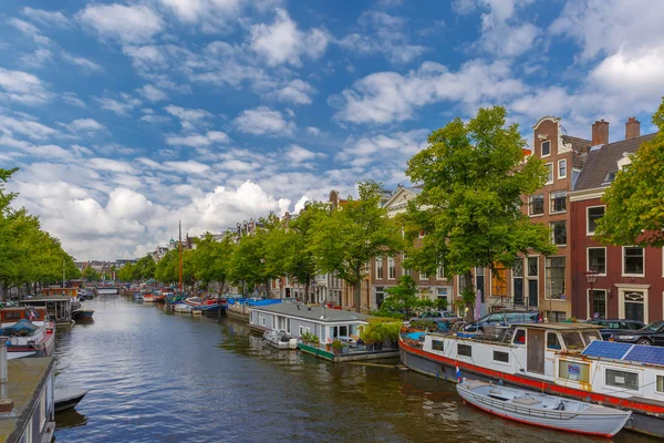 City view of Amsterdam canalsand typical houseboats, Holland, Ne — Stock Photo, Image