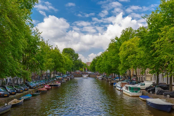 Vista de la ciudad de Amsterdam canal con barcos, Holanda, Países Bajos . — Foto de Stock