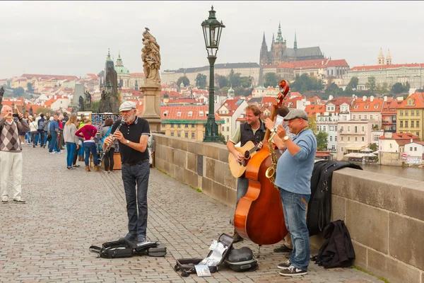 Gatumusikanter (jätteskulpturer) i Prag, Tjeckien — Stockfoto