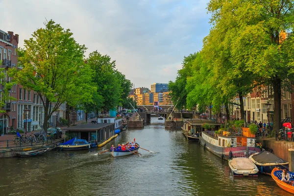 Амстердамский канал с катерами в вечернем свете — стоковое фото