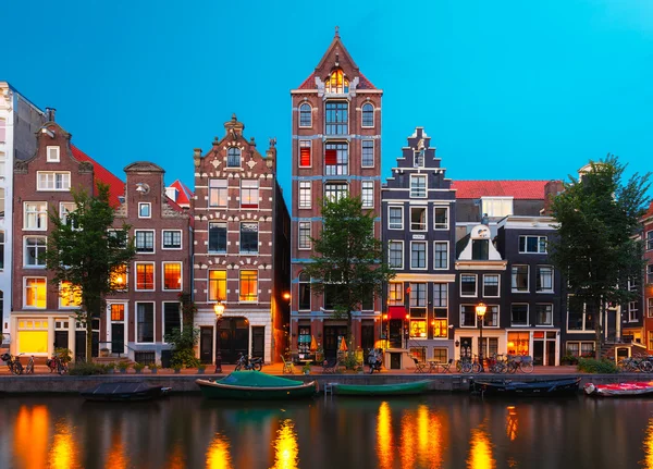 Éjszakai város megtekintése Amszterdam-csatorna, a holland házak — Stock Fotó