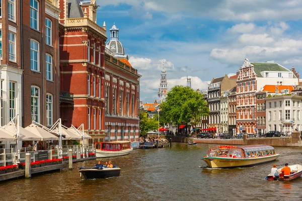 Vue sur la ville des canaux d'Amsterdam et des maisons typiques, Hollande, Nethe — Photo