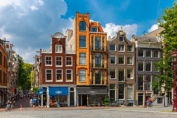 Typische straat in Amsterdam — Stockfoto