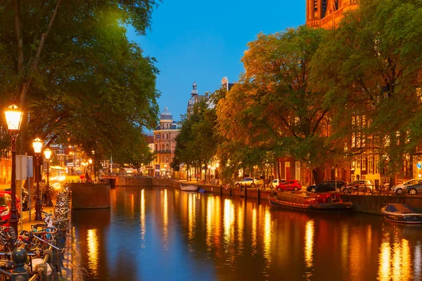 Vista nocturna del canal y puente de Ámsterdam —  Fotos de Stock