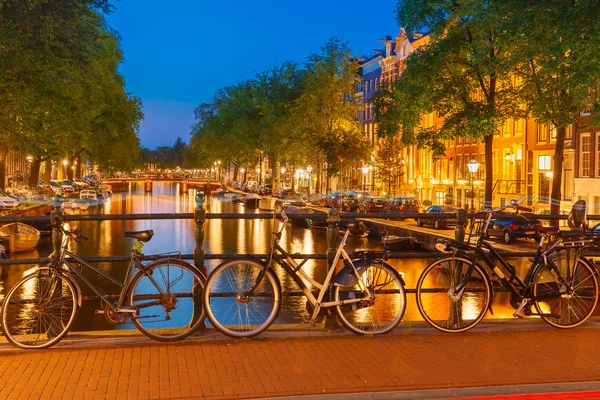 Vista nocturna del canal y puente de Ámsterdam — Foto de Stock