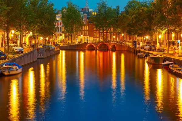 Night city view of Amsterdam canal and bridge — Stock Photo, Image